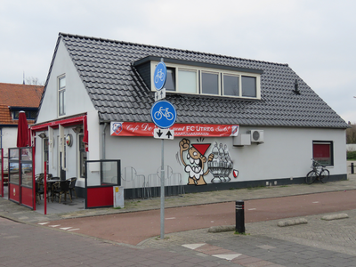 829743 Gezicht op de voor- en zijgevel van Café de Don (Meerndijk 18) te Utrecht, met op de zijgevel graffiti van een ...